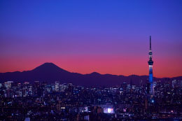 スカイツリーと富士山のシルエット