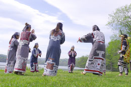 リムセ（輪舞）© 株式会社メガ・コミュニケーションズ
Traditional Ainu dance © Corporation Mega Communications