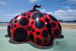“ Red Pumpkin ” Yayoi Kusama, 2006 Naoshima Miyanoura Port Square ©YAYOI KUSAMA, Photo/Daisuke Aochi