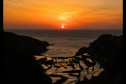 佐賀　棚田と海に沈む夕日