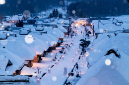 雪降る大内宿